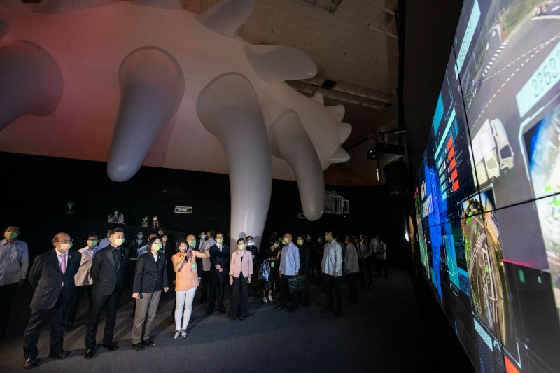 ▲總統蔡英文今日下午參觀台灣設計展，並親自體驗科技力。(記者金祐妤攝,109.9.30）