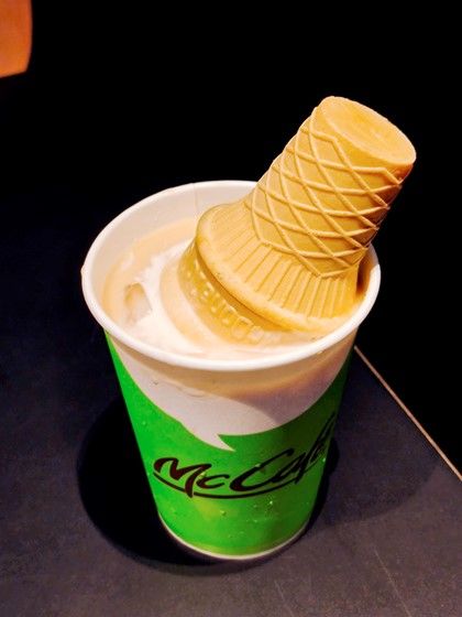 ▲網友分享自己無意間發現脆皮蛋捲冰淇淋加上McCafé的搭配方式，意外的好吃又好喝。（圖／翻攝自Dcard）