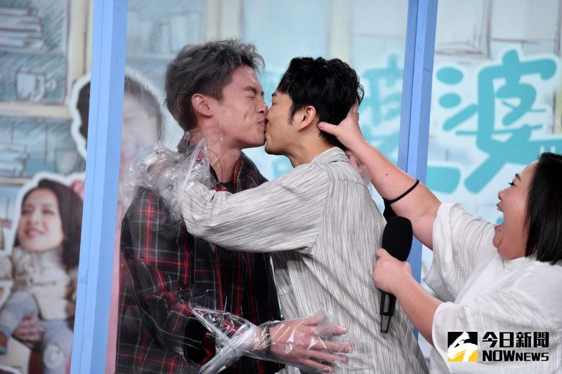 ▲鍾欣凌（後）搞笑助攻。（圖／記者林柏年攝）