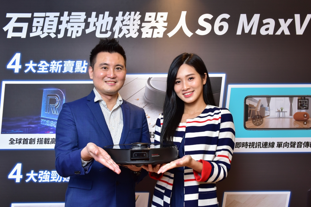 ▲石頭科技2021年全新旗艦機種  S6 MaxV掃地機器人超前登場 (左為石頭科技台灣總代理樂視達集團執行長林耀池)（圖／資料照片）