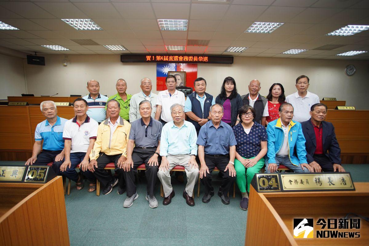 ▲桃園農田水利會末代會長黃金春與會務委員拍攝畢業照，拍照時有委員不經意喊出：「現在到底是要哭還是要笑？」（圖／記者李春台攝, 2020.09.30）