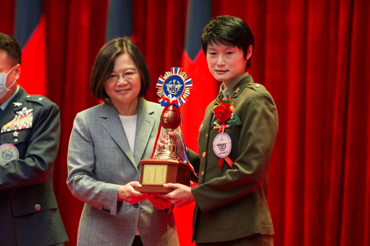 ▲騎著重型機車的憲兵快速反應連，在國慶大會上將排出隊形，通過總統府司令台，今年快反連由連長嚴培文少校（右）領軍，嚴培文是該連第2位女性連長，今年獲選為「模範團體主官」，軍人節當天，蔡英文總統親自頒獎。（圖／取自總統府Flickr相簿）