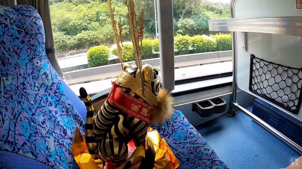 哥文在虎爺聖誕恭請家中金虎將軍回到祖廟謁祖，雖然只有一個人，但對神明來說，排場並不重要，虔敬的誠心才是重點。（圖／Youtube頻道【哥文】授權提供）