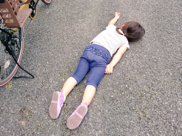 日本一名把拔捕捉到女兒癱軟倒地的畫面，讓人乍看之下以為是命案現場。（圖／Twitter@teradakenichi） 