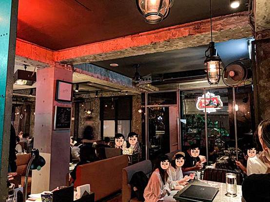 ▲室內空間不算大，但人潮滿滿滿，我們這次的座位鄰近門口（圖／歡迎光臨，東宅 Vida Cómoda）