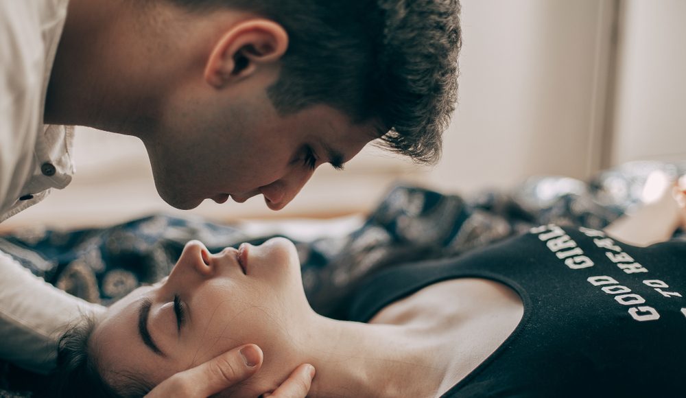  ▲疲憊型分手4種原因，醒來的人終究無法裝睡，數不盡的合照裡，愛的眼神是真的、牽手溫度還熱著，唯獨我們，已不再是我們……（圖／Shutterstock）