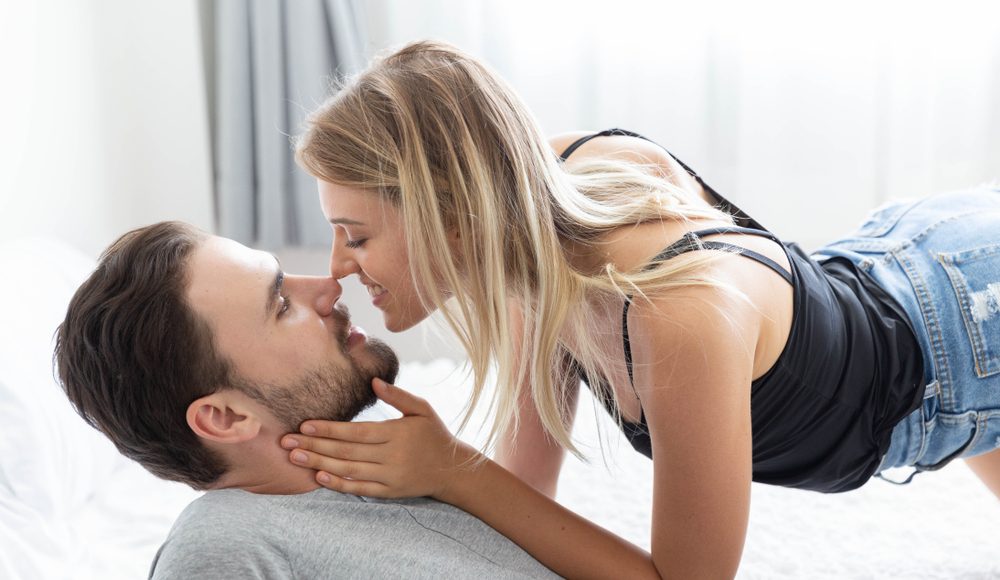 ▲撩撥，引誘男人主動把妳撲倒。（圖／shutterstock）