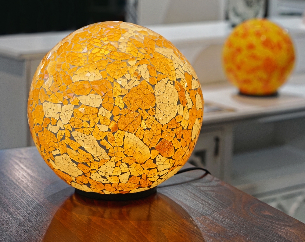 中秋節前夕可在家中明財位或是玄關安放一盞燈，稱為「財位燈」，為財神爺點燈、指路。（圖／shutterstock）