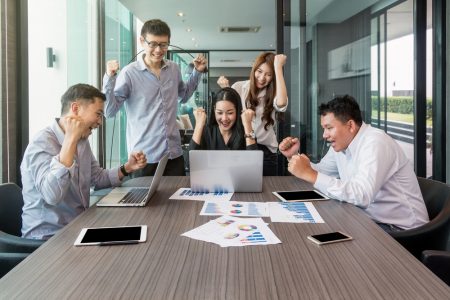 本週有三個生肖事業運帶動財運，財運相當旺盛，事業、職場上雖然辛苦，但有望獲得加倍酬勞。（圖／shutterstock）