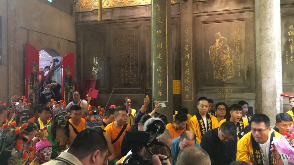 青山王出門前會由八將團喊班，就是「恭請王爺升堂」。（圖／記者黃彥昇攝）