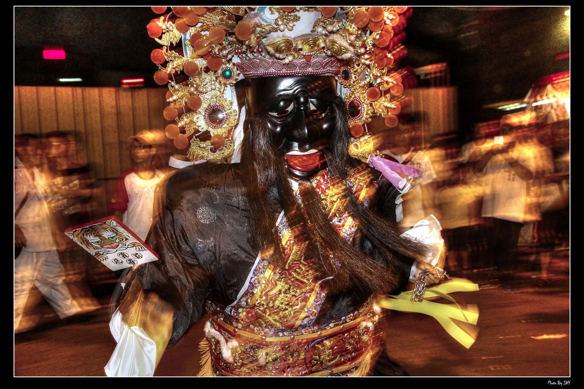 新竹都城隍廟由范將軍負責關虎門，象徵鬼月結束。（圖／邱小傑授權）