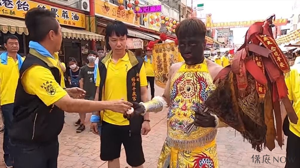 虎爺公降駕後不斷食用雞蛋。（圖／Youtube頻道【蔡淘貴】授權提供）