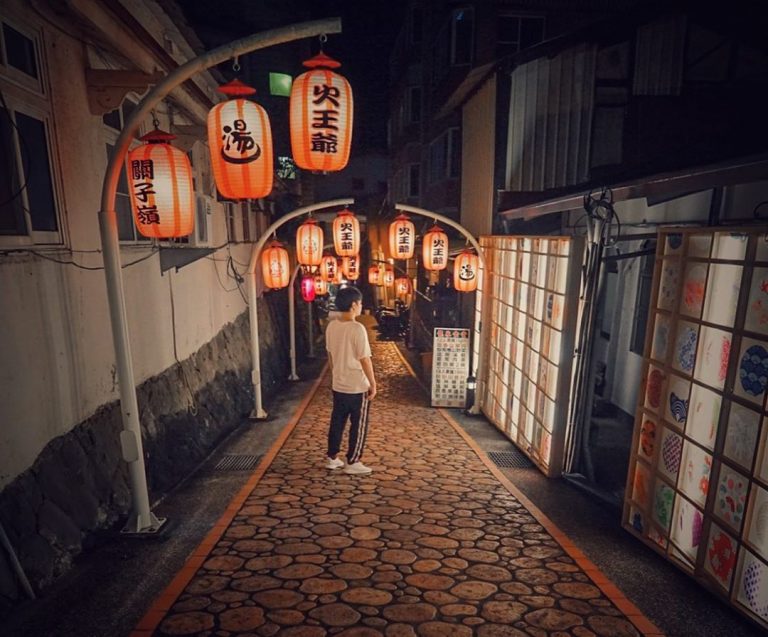 ▲關子嶺老街 | Guanziling Old Street at night (Courtesy of @beckhamhong66/Instagram)