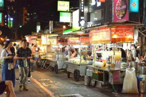 ▲台灣道地的夜市文化,不僅深受國人喜愛,甚至早已聞名國際。(示意圖/台北市政府市場處) ▲夜市是台灣特有的文化,不少小吃揚名海外。網友熱烈討論雞排、夜市牛排、地瓜球、滷味、鹹酥雞必吃。(示意圖/台北市政府市場處)