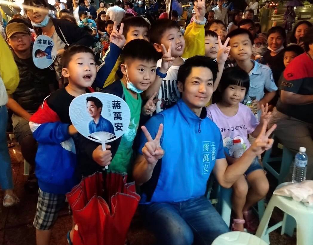 ▲立委蔣萬安在中秋前一個周末狂跑40個活動。 (圖/翻攝蔣萬安臉書)