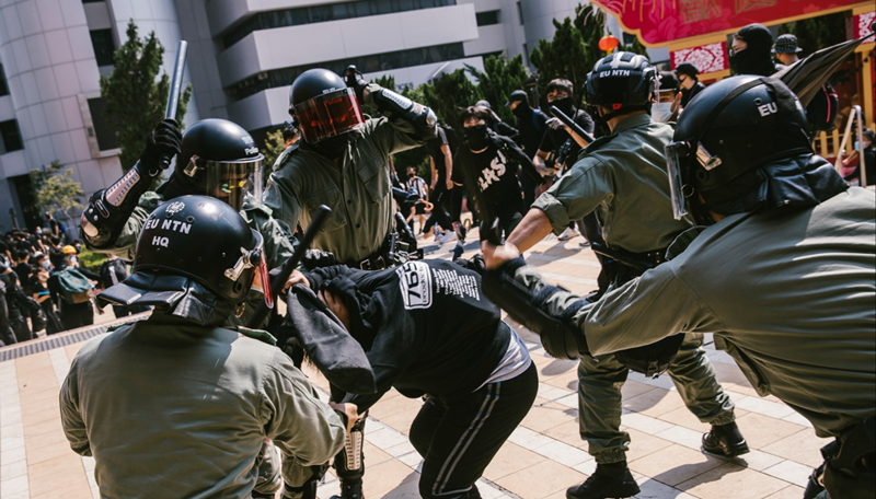 ▲去年中共國慶期間，香港因深陷反送中風波而示威頻傳，街頭一片混亂；今年適逢新冠肺炎疫情、國安法強推，當局擔心會再有衝突發生。資料照。（圖／翻攝自香港 01 ）