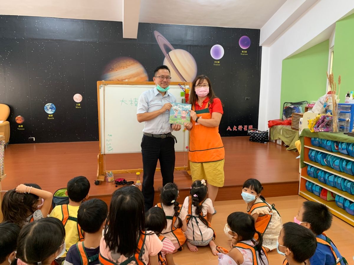 ▲楊樹文以自己所著的繪本《我不會咻咻咻》內容，分享兒童氣喘的故事，讓在場的老師及孩童更加了解氣喘並不可怕，只要與醫師配合，一定會好起來。（圖／記者葉靜美攝）
