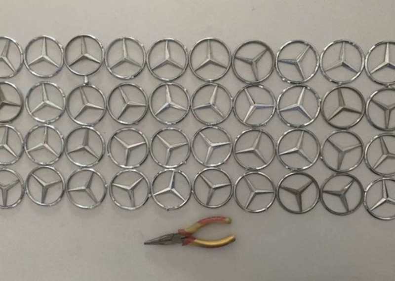 ▲中國浙江近日傳出多樁離奇竊盜案，男子偷了 40 多個賓士車頭的車標，被逮後聲稱是想用來打銀手鐲。（圖／翻攝自微博）