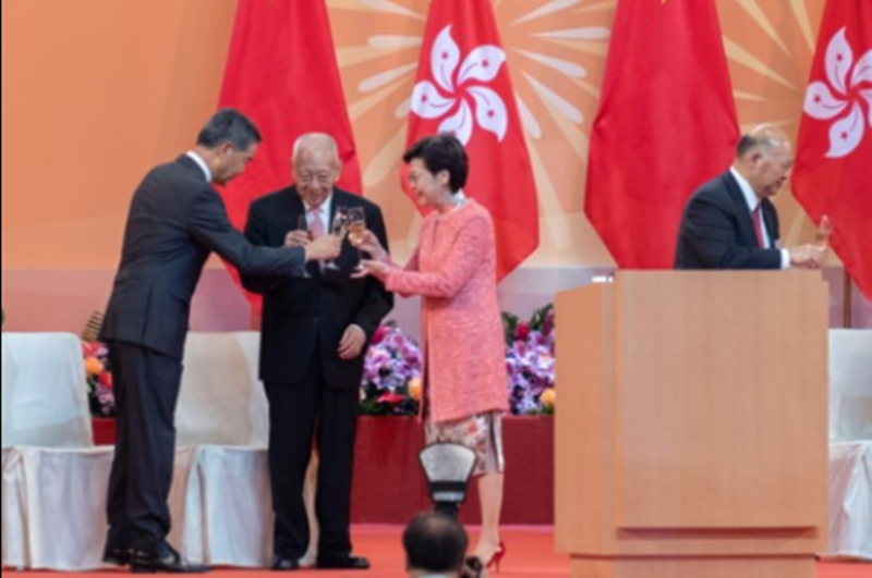 ▲林鄭月娥出席十一國慶酒會，與前特首董建華、梁振英等人一同慶祝。（圖／翻攝自香港 01 ）