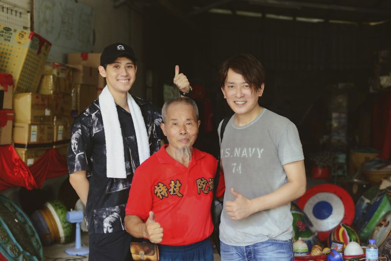 ▲李玉璽(左)與王識賢(右)拜師阿海師。(圖 / 東森提供)