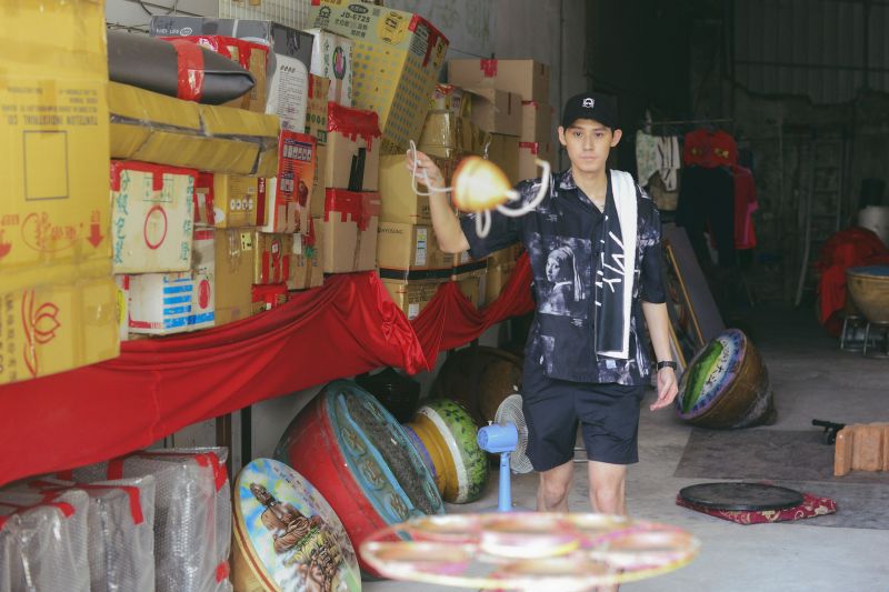 ▲李玉璽為戲勤練陀螺。(圖