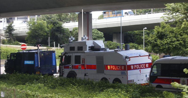 ▲香港媒體拍攝到警方出動水炮車。(圖/翻攝自香港