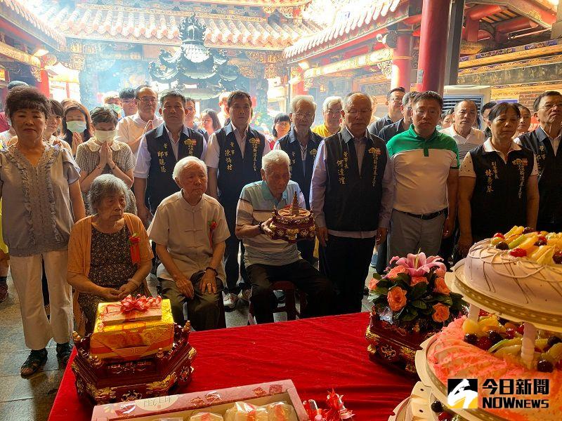 ▲媽祖的102歲人瑞契子林福來先生，代表所有的契子向媽祖獻禮。(圖／記者陳惲朋攝）