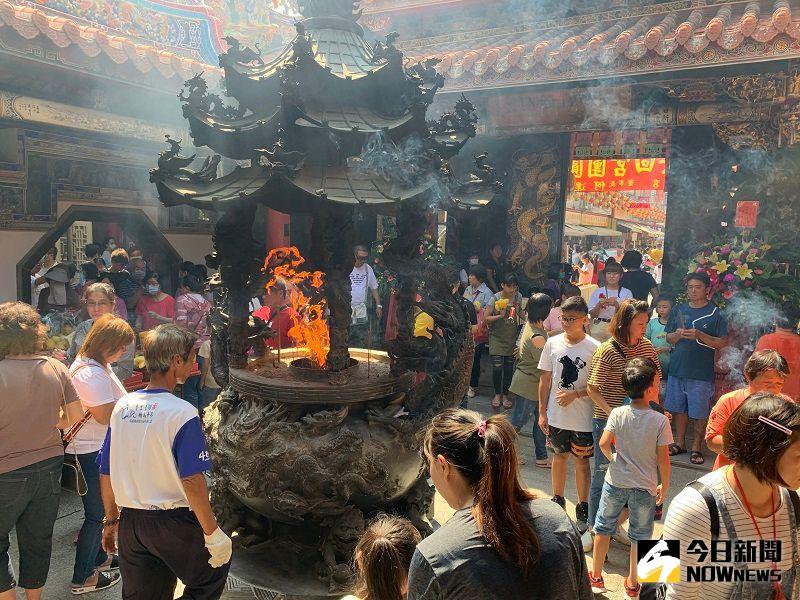▲媽祖契子在中秋節回奉天宮團圓,拜媽祖人潮絡繹不絕,香火鼎盛。(圖/記者陳惲朋攝)
