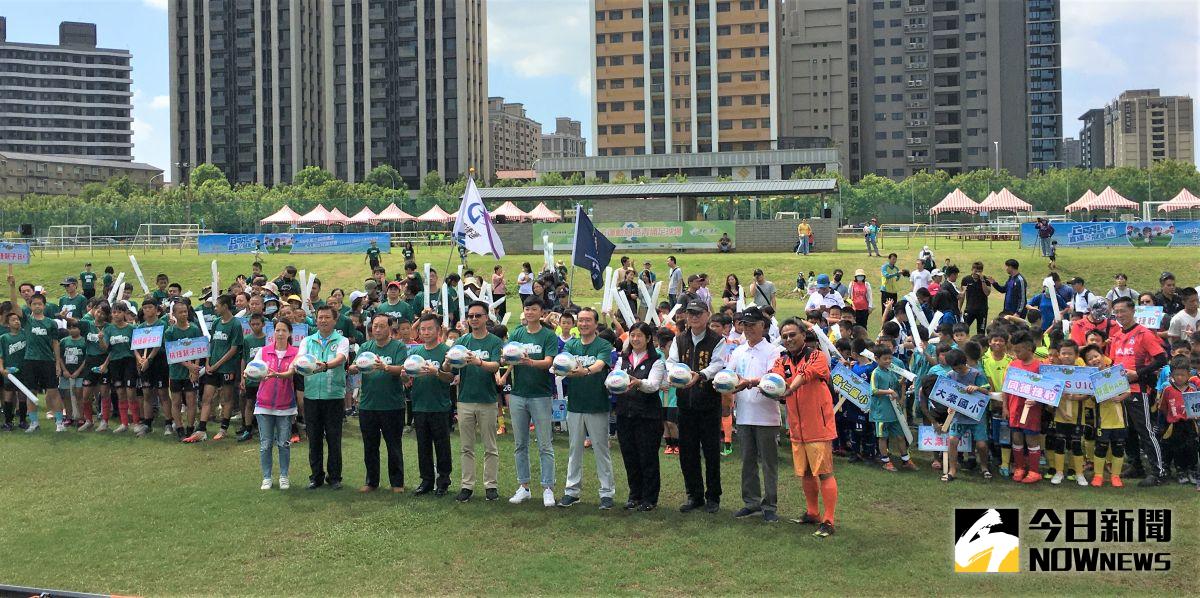 ▲第三屆桃捷盃五人制公益足球錦標賽1日起在桃園青埔足球場開踢，搭配桃園捷運公司的親子日活動，超過千名民眾一同感受足球魅力。（圖／鍾東穎攝 ,2020.10.01）