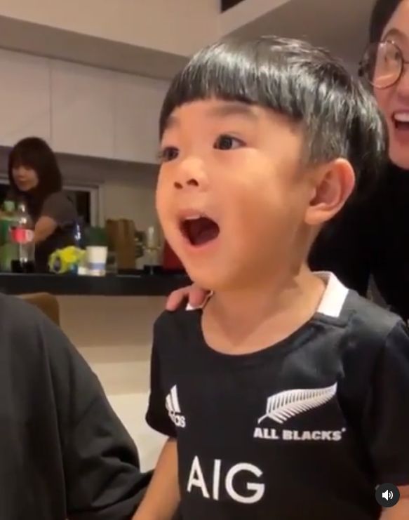 ▲竇智孔長子大福萌唱《扛得住》。(圖/海芬IG)