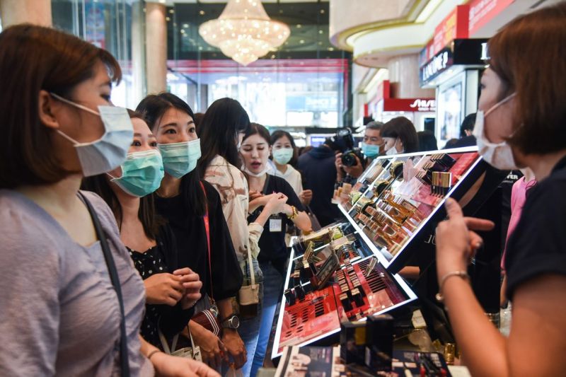 ▲時序進入3月百貨淡季,業者與各大品牌都積極希望留住消費力,除有IP展來加持外,春裝新櫃上市與春季化妝品節也陸續登場,同時也為母親節檔期打前哨戰。圖為示意圖(圖/陳明安攝,NOWnews資料照片)