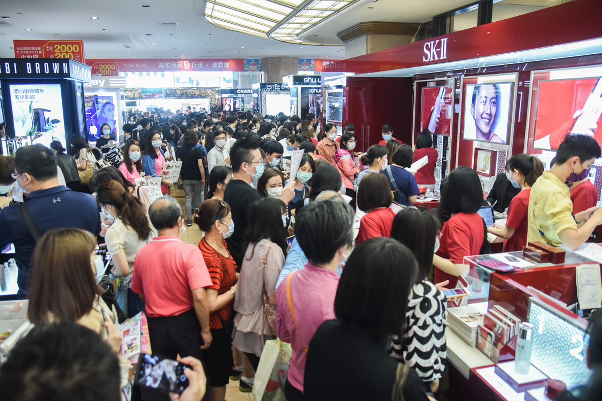 ▲景氣回溫，一向被視為是百貨景氣指標的新光三越南西店周年慶滿滿人潮。（圖／NOWnews資料照）