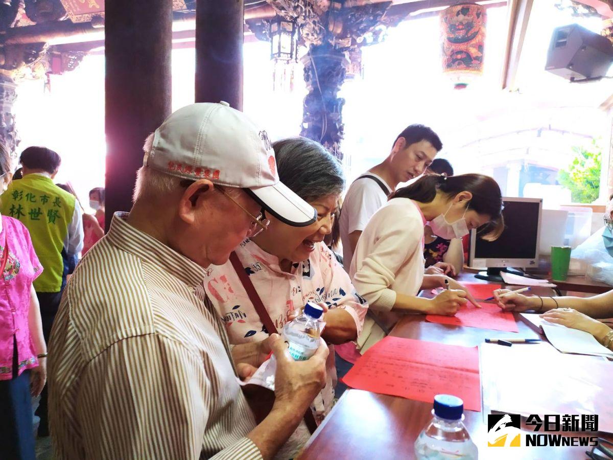 ▲南瑤宮一早就有阿公、阿嬤替孫子來感謝媽祖的庇佑，也有父母帶著新生幼兒的資料，來讓彰化媽做契子女，祈求媽祖能庇佑兒女健康、無病無痛。（圖／記者葉靜美攝，2020.10.01）