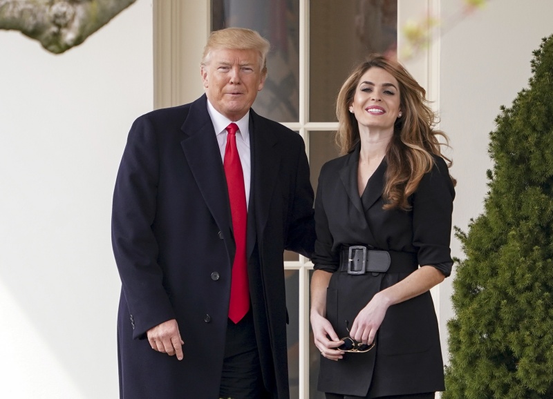 ▲川普的親近幕僚希克斯(右)傳出確診新冠肺炎，她 2 天前還陪川普搭機去辯論會。資料照。（圖／美聯社／達志影像）