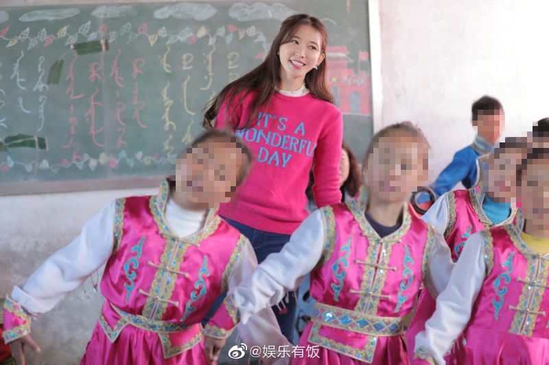 ▲林志玲被挖出曾造訪內蒙古通遼市「志玲姐姐兒童之家」，與當地孩童演唱《我和我的祖國》。（圖／翻攝自娛樂有飯微博）