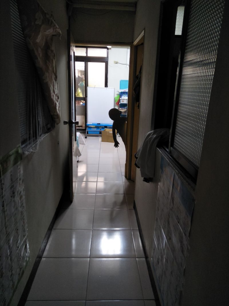 ▲一名男網友在臉書社團《爆廢公社》表示,當日妻子帶著小孩外出,家中只剩下他一人,卻在客廳目睹「小孩人影」當場嚇傻,鼓起勇氣上前查看,「真相」卻讓他白眼狂翻。(圖/翻攝自《爆廢公社》)
