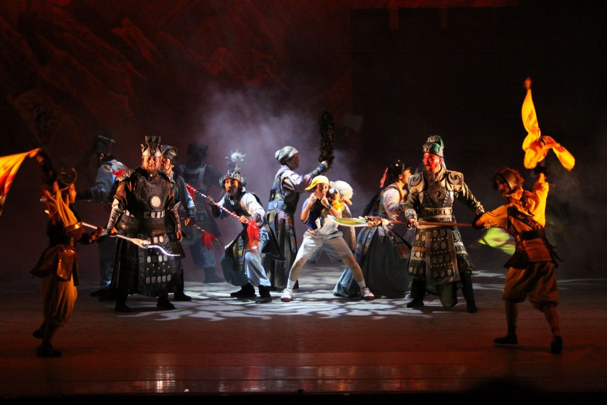 ▲立委許智傑每年都會邀請紙風車劇團在中秋節表演，今年融入穿越劇元素，描述一名21世紀的小男童穿越到三國時代的故事。 (圖/許智傑辦公室提供)