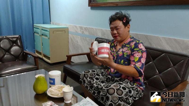 ▲員林宏仁醫院醫護人員用活潑的方式擺脫枯燥的宣導,也希望病患能印象深刻記得用藥安全(圖/記者陳雅芳攝,2020.10.02)