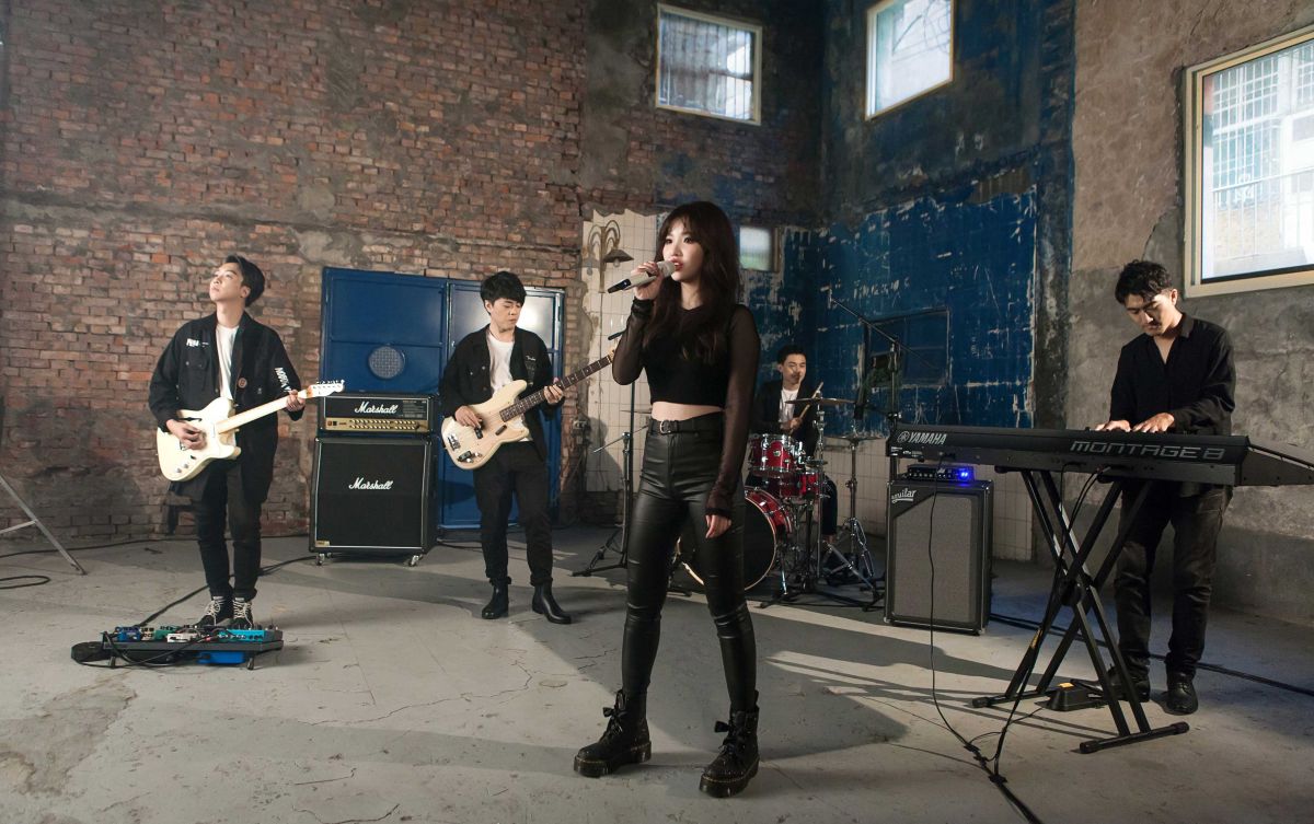 ▲王欣晨（中）絕食數天，只靠巧克力提神。（圖／歆動音樂提供）