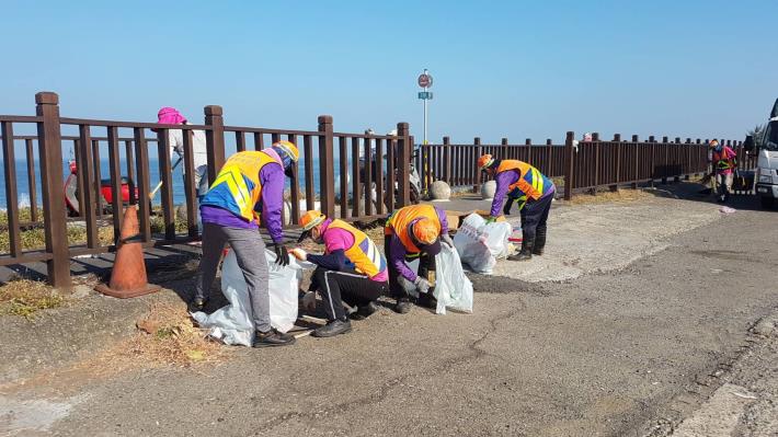 ▲清潔隊員從清晨6點花了5個多小時，才將民眾中秋夜狂歡後的垃圾清掃乾淨（圖／林怡孜摄，2020,10,02）