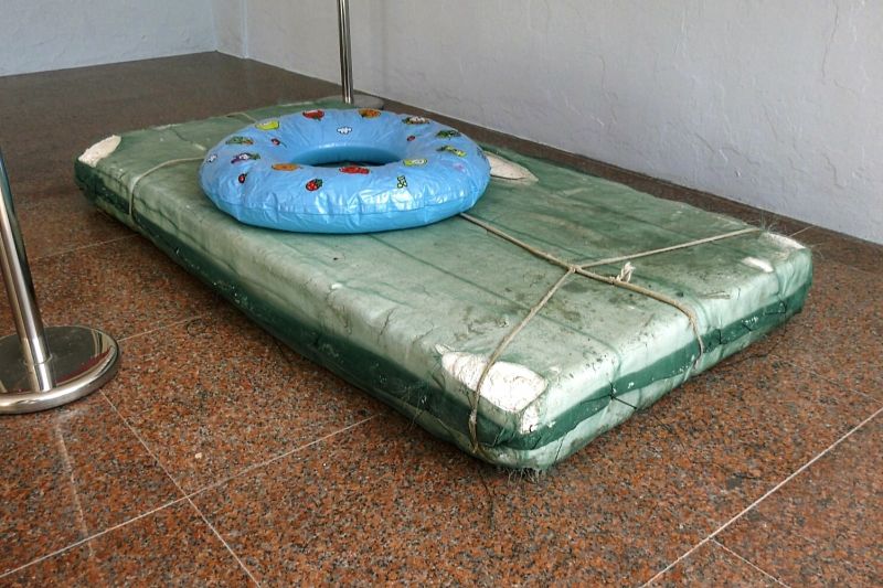 ▲中國籍朱姓男子憑著2.5平方公尺保麗龍板及兒童救生圈，成功橫渡金廈海域。(圖/記者蔡若喬攝)