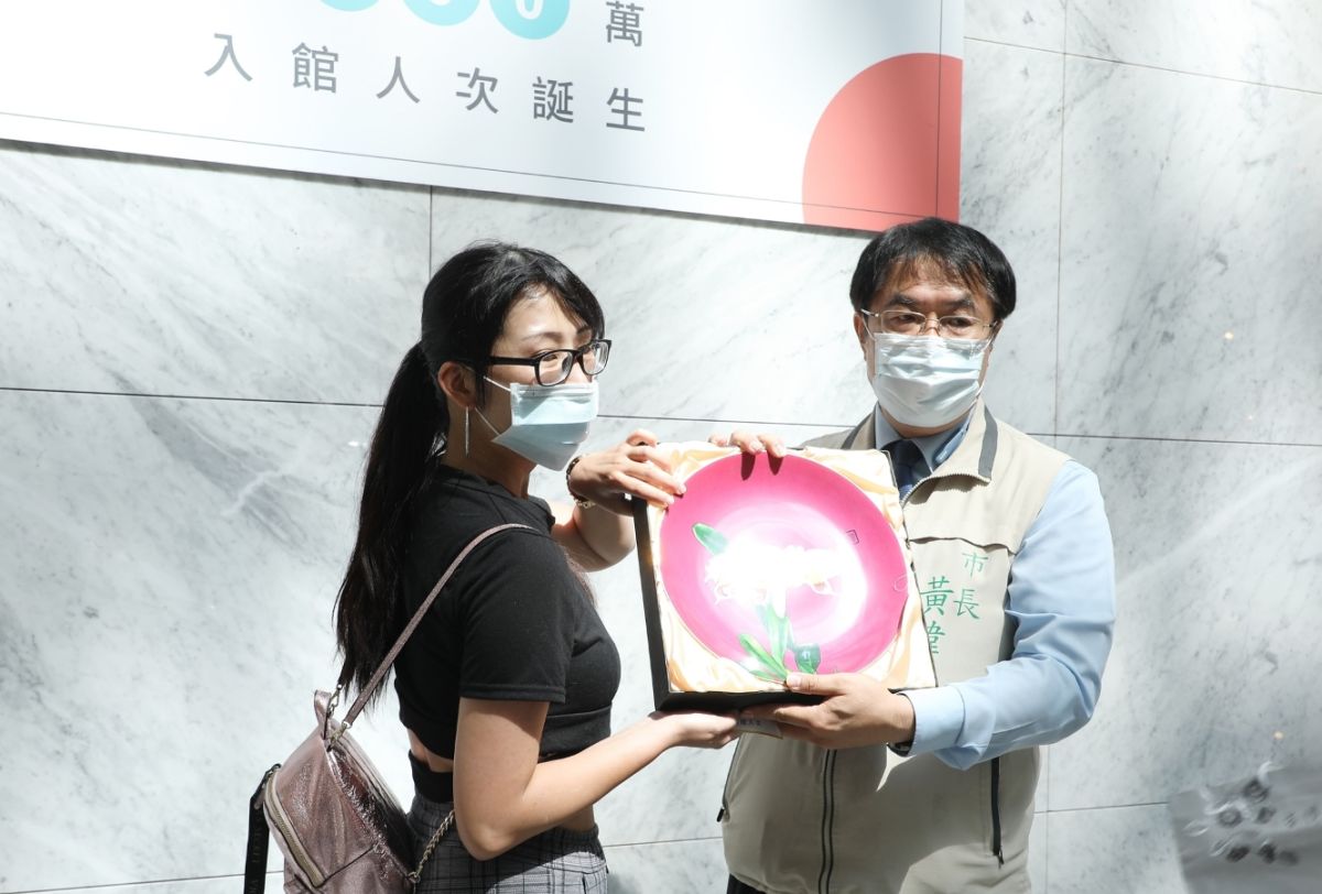 ▲台南市長黃偉哲加碼致贈「台華窯瓷盤」給第2百萬參觀民眾。（圖／南美館提供）