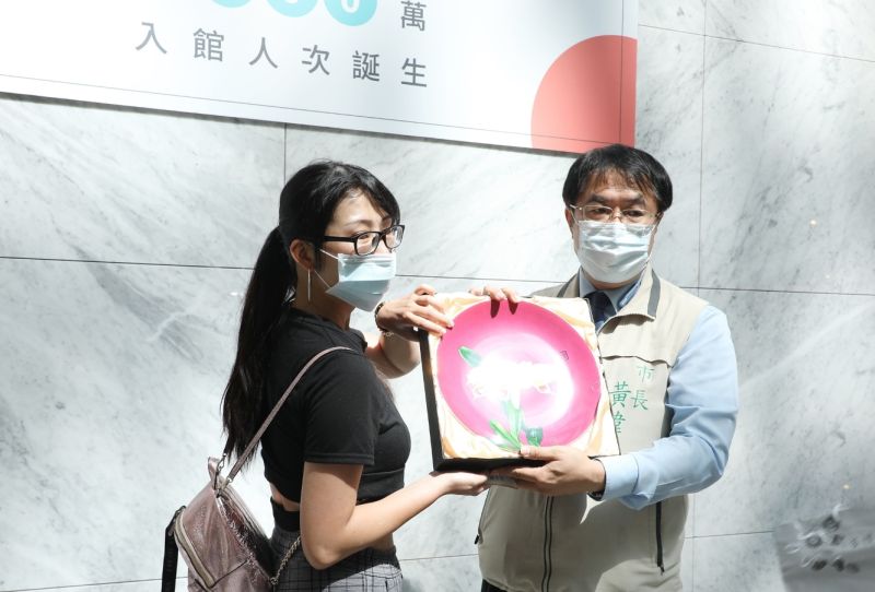 ▲台南市長黃偉哲加碼致贈「台華窯瓷盤」給第2百萬參觀民眾。（圖／南美館提供）