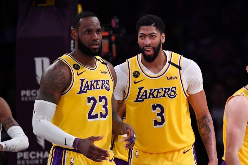 ▲湖人一哥「詹皇」LeBron James(左)要撐住球隊，讓「一眉哥」Anthony Davis好好休養4周再回歸。（圖／美聯社／達志影像）