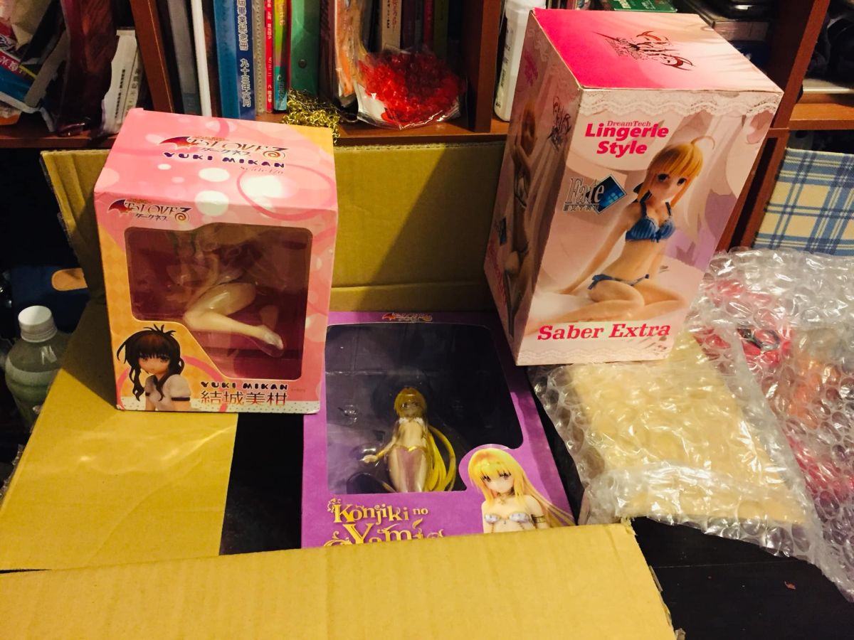 ▲網友分享自己網購電風扇卻送來三隻公仔。（圖／取自爆廢公社）