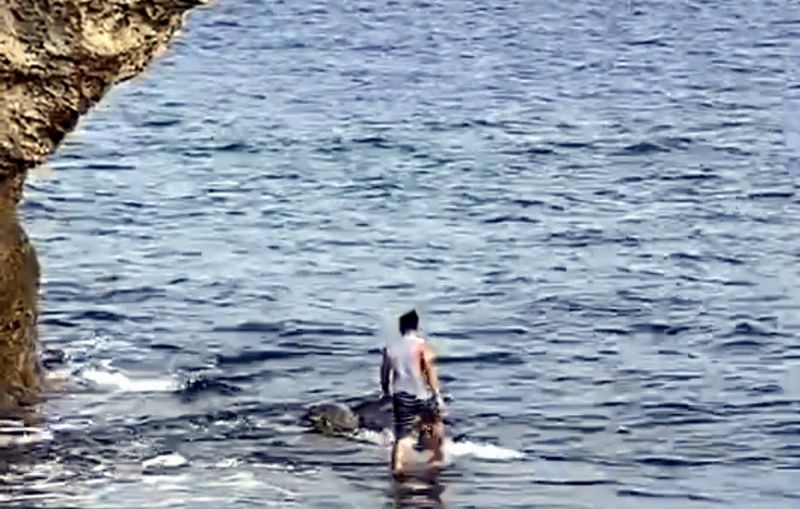 ▲小琉球地區已是台灣著名保育類海龜棲息地,島上各個沙灘豎立的保育宣導標誌,宣導民眾切勿違法觸摸、騷擾海龜,然事件仍層出不窮,光是今年小琉球地區已發生10起類似事件。(圖/海巡署南部分署第五岸巡隊提供,