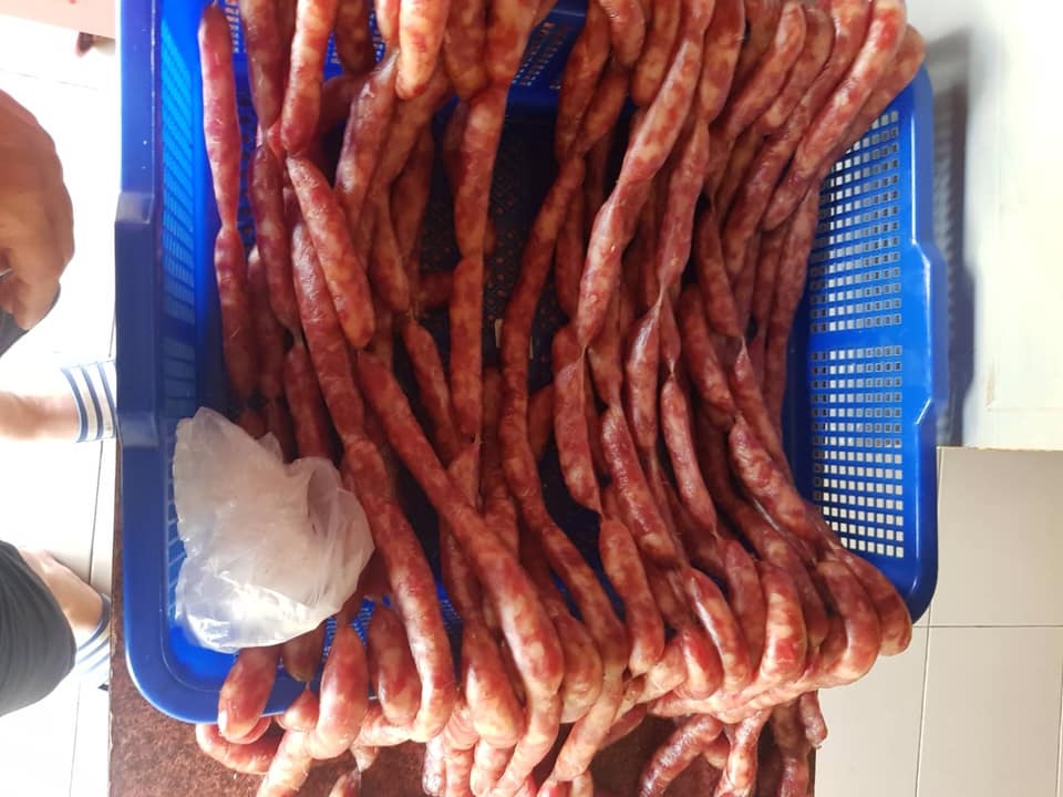 ▲一位媳婦請婆婆幫忙買「10幾條香腸」，結果婆婆送了一整箱過來，讓她看傻眼。（圖／翻攝自《爆怨公社》臉書）