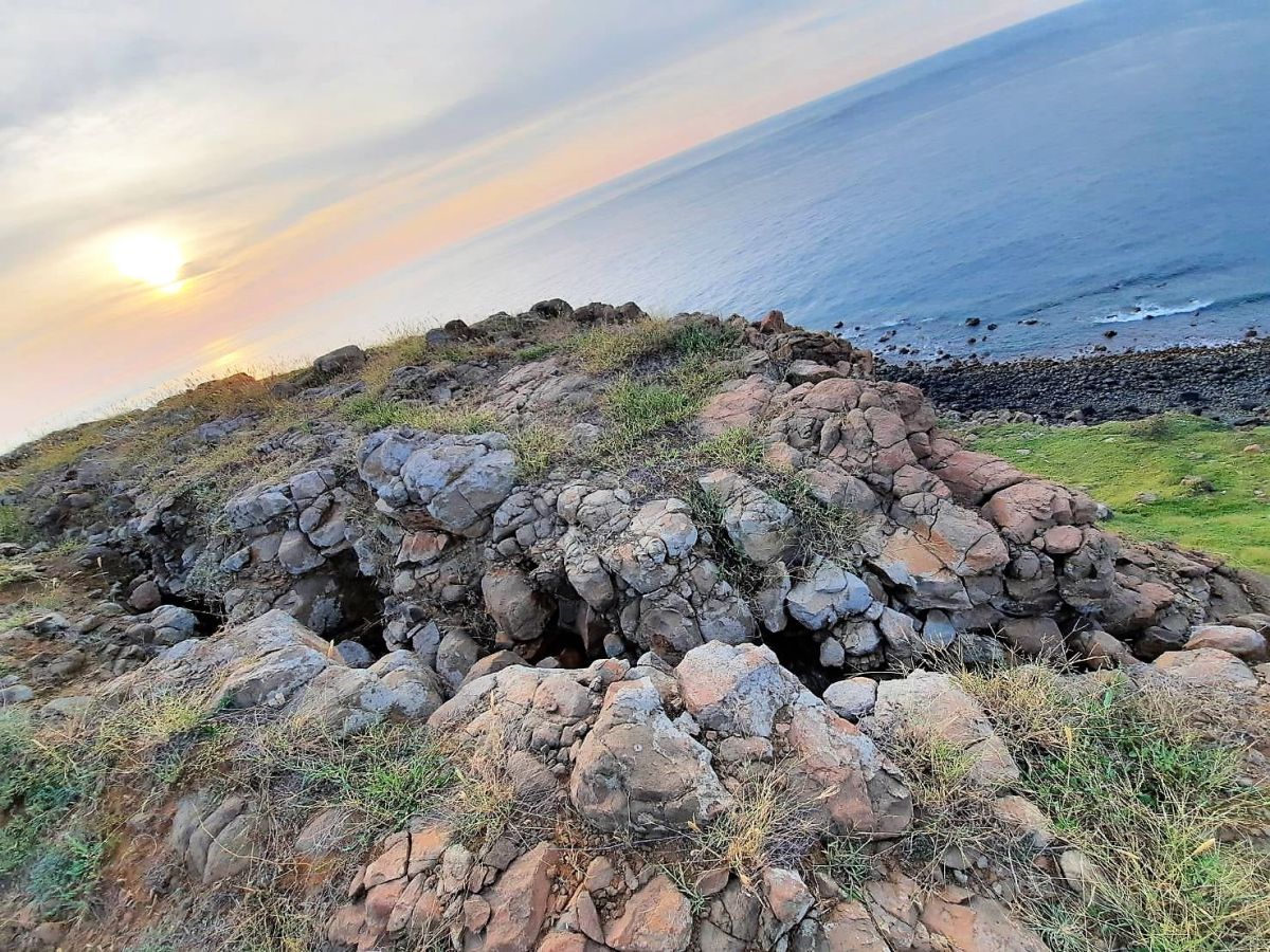 ▲澎防部預定10月21、22日在澎湖縣西嶼鄉外垵山上實施實彈火砲射擊訓練，縣議員李添進3日嚴正抗議，他擔心破壞海洋與玄武岩生態。（圖／李添進提供）