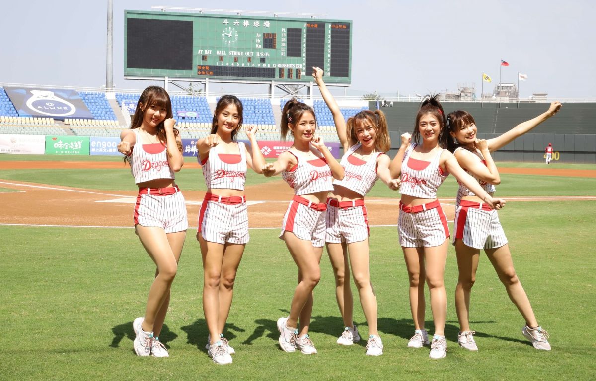 ▲中華職棒啦啦隊美少女吸引觀眾目光。（圖／記者蘇榮泉攝，2020.10.03）