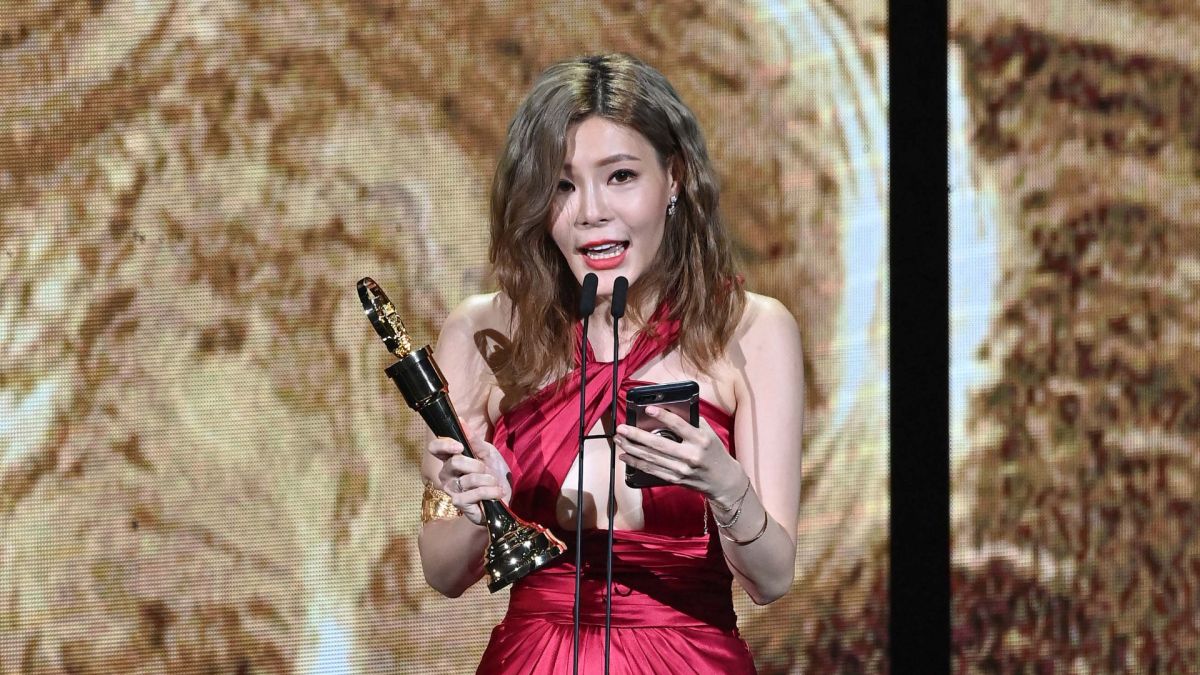 ▲孟慶而代替濁水溪公社領獎。（圖／台視提供） 

 